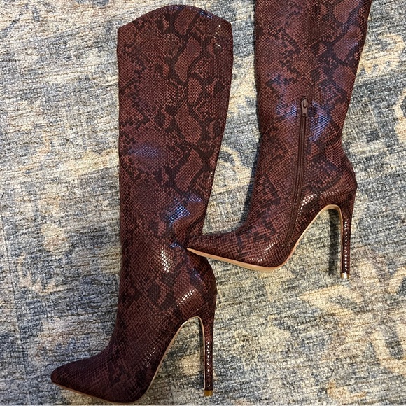 Aspen Heeled Glossy Python Boot - Burgundy - Picture 4 of 5